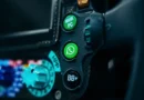 El nuevo Mercedes de F1 tendrá un botón de WhatsApp en el volante