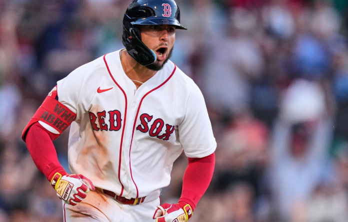 Wilyer Abreu brilló con un par de cuadrangulares