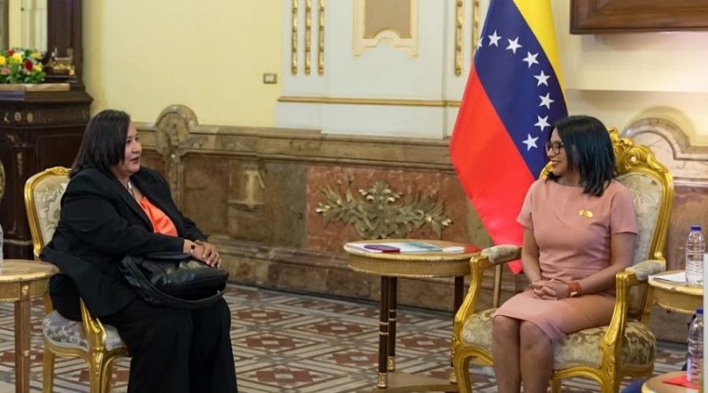 Delcy Rodríguez recibe a Dinorah Figuera en el Palacio de Miraflores tras el cierre del tercer ciclo de diálogo